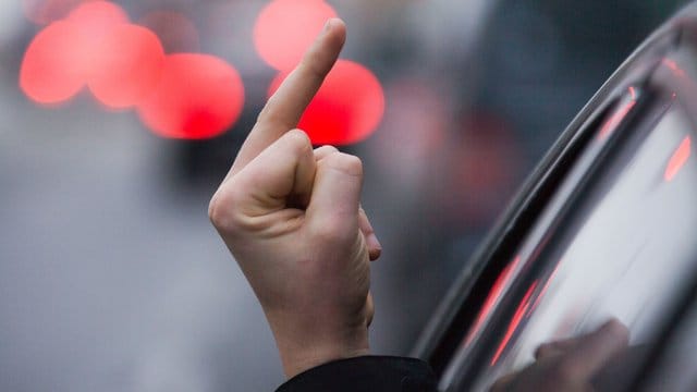 Voll aggro? Egal! Auf provokant-aggressives Verhalten anderer steigen Verkehrsteilnehmer besser nicht ein. Voll aggro? Egal! Auf provokant-aggressives Verhalten anderer steigen Verkehrsteilnehmer besser nicht ein.