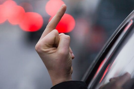 Voll aggro? Egal! Auf provokant-aggressives Verhalten anderer steigen Verkehrsteilnehmer besser nicht ein.
