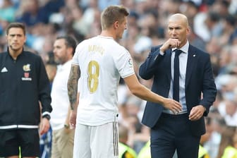 Toni Kroos (li.) mit Trainer Zinedine Zidane.