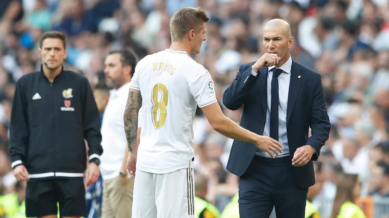 Toni Kroos (li.) mit Trainer Zinedine Zidane.