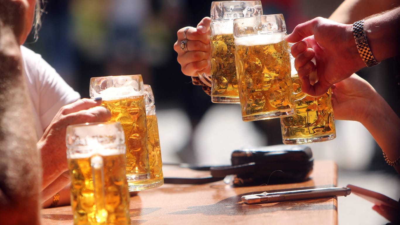 Bier trinken: Seit 1993 – dem Jahr des Inkrafttretens der Neufassung des Biersteuergesetzes – hat sich der Bierabsatz insgesamt um zwei Milliarden Liter oder 17,8 Prozent verringert.
