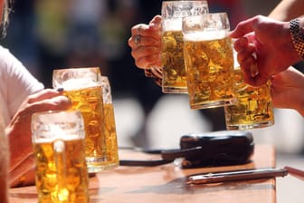 Bier trinken: Seit 1993 – dem Jahr des Inkrafttretens der Neufassung des Biersteuergesetzes – hat sich der Bierabsatz insgesamt um zwei Milliarden Liter oder 17,8 Prozent verringert.
