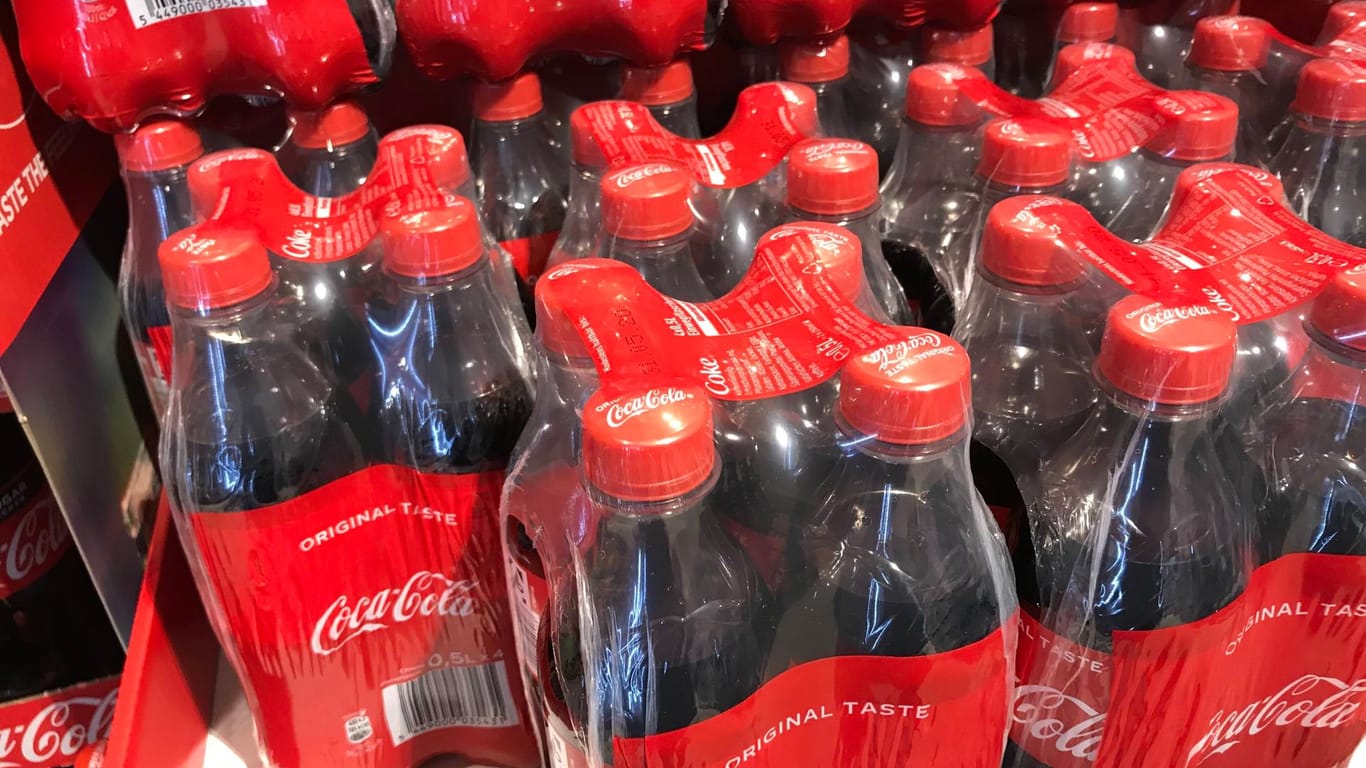 Coca-Cola: Bald könnten rund 120 Artikel der Marke Coca-Cola aus den Edeka-Märkten verschwinden.