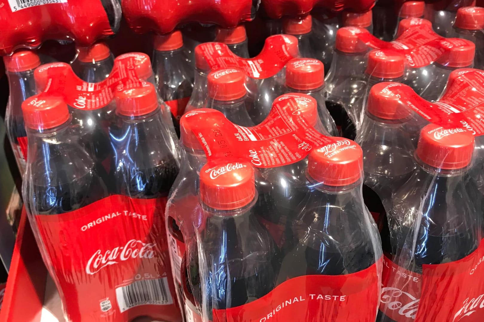 Coca-Cola: Bald könnten rund 120 Artikel der Marke Coca-Cola aus den Edeka-Märkten verschwinden.