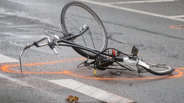 Nach einem Unfall liegt ein zerstörtes Fahrrad auf der Straße (Symbolfoto): In der Hafencity kam ein Radfahrer ums Leben.