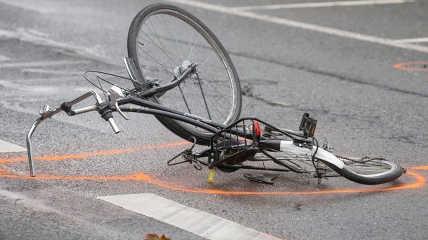Nach einem Unfall liegt ein zerstörtes Fahrrad auf der Straße (Symbolfoto): In der Hafencity kam ein Radfahrer ums Leben.