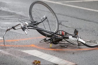 Nach einem Unfall liegt ein zerstörtes Fahrrad auf der Straße (Symbolfoto): In der Hafencity kam ein Radfahrer ums Leben.