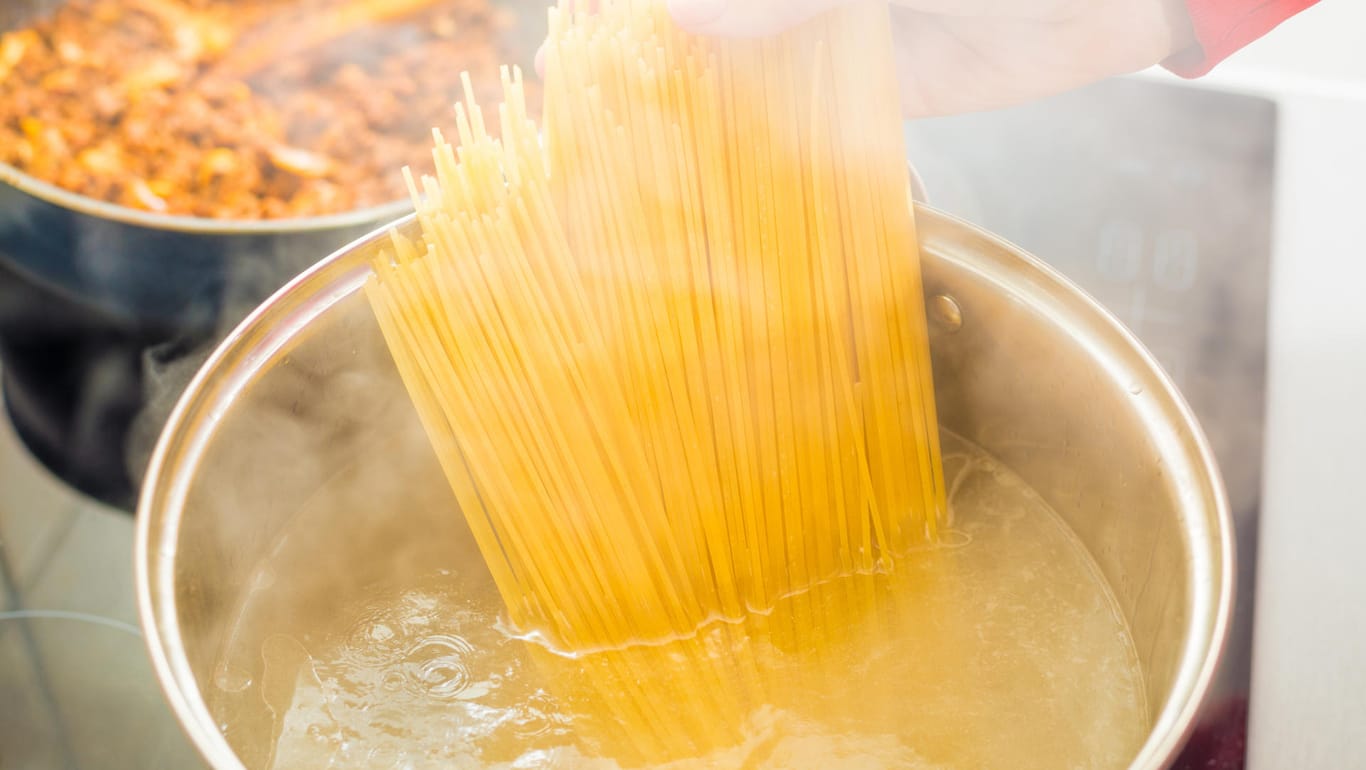 Spaghetti in einem Kochtopf: Der Angreifer muss sich wegen gefährlicher Körperverletzung verantworten. (Symbolbild)