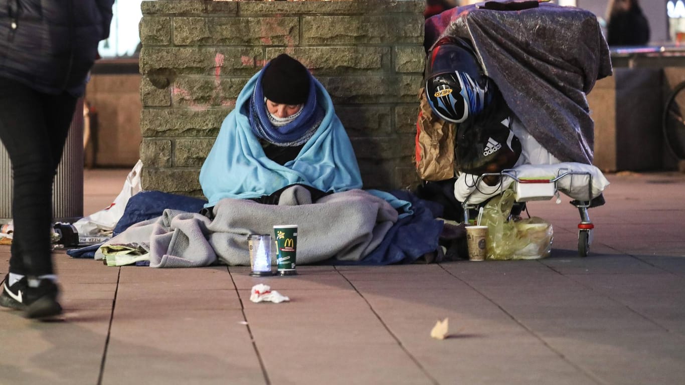 Hannover: Ein Obdachloser sitzt umhüllt von mehreren Decken in der Innenstadt. (Symbolbild)
