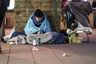 Hannover: Ein Obdachloser sitzt umhüllt von mehreren Decken in der Innenstadt. (Symbolbild)