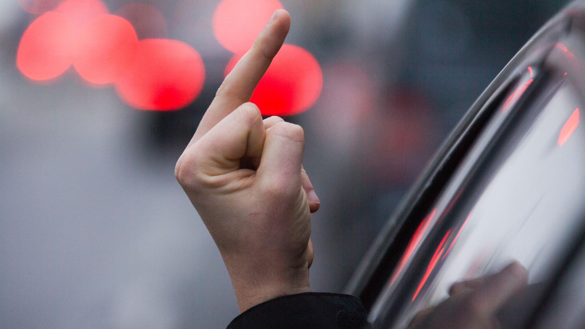 Straßenverkehr: Auf provokant-aggressives Verhalten anderer Autofahrer steigen Verkehrsteilnehmer besser nicht ein.