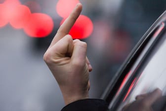 Straßenverkehr: Auf provokant-aggressives Verhalten anderer Autofahrer steigen Verkehrsteilnehmer besser nicht ein.