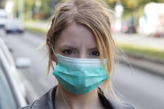 Eine Frau trägt Mundschutz: In Karlsruhe sollen die Masken knapp werden.