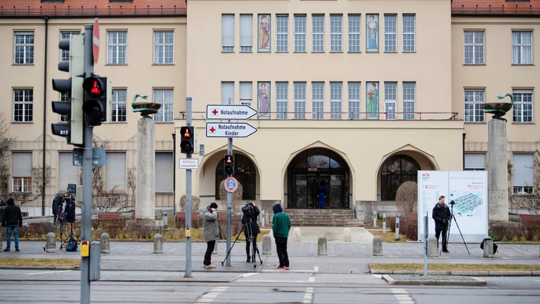 Kamerateams stehen vor dem Haupteingang des Klinikums Schwabing: Die bestätigten Coronavirus-Patienten in Deutschland liegen hier auf der Isolierstation.