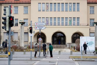 Kamerateams stehen vor dem Haupteingang des Klinikums Schwabing: Die bestätigten Coronavirus-Patienten in Deutschland liegen hier auf der Isolierstation.