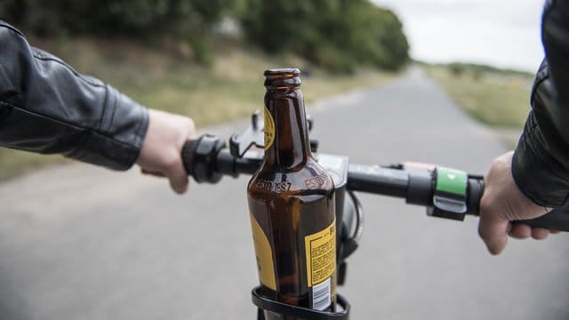 Auch auf dem E-Scooter ist Alkohol tabu - wer mit Promille im Blut erwischt wird, kann sogar seinen Auto-Führerschein verlieren. Auch auf dem E-Scooter ist Alkohol tabu - wer mit Promille im Blut erwischt wird, kann sogar seinen Auto-Führerschein verlieren.
