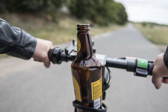 Auch auf dem E-Scooter ist Alkohol tabu - wer mit Promille im Blut erwischt wird, kann sogar seinen Auto-Führerschein verlieren.