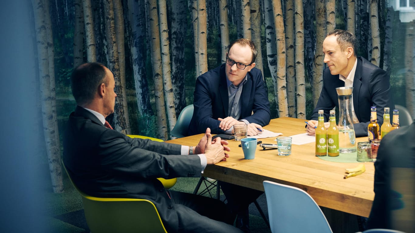Friedrich Merz (links) im Gespräch mit den Redakteuren Tim Kummert (Mitte) und Florian Harms.