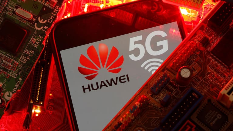 Ein Smartphone mit Huawei-Logo und 5G-Symbol: Die USA werfen dem chinesischen Konzern vor, für die chinesische Regierung zu spionieren.