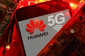 Ein Smartphone mit Huawei-Logo und 5G-Symbol: Die USA werfen dem chinesischen Konzern vor, für die chinesische Regierung zu spionieren.