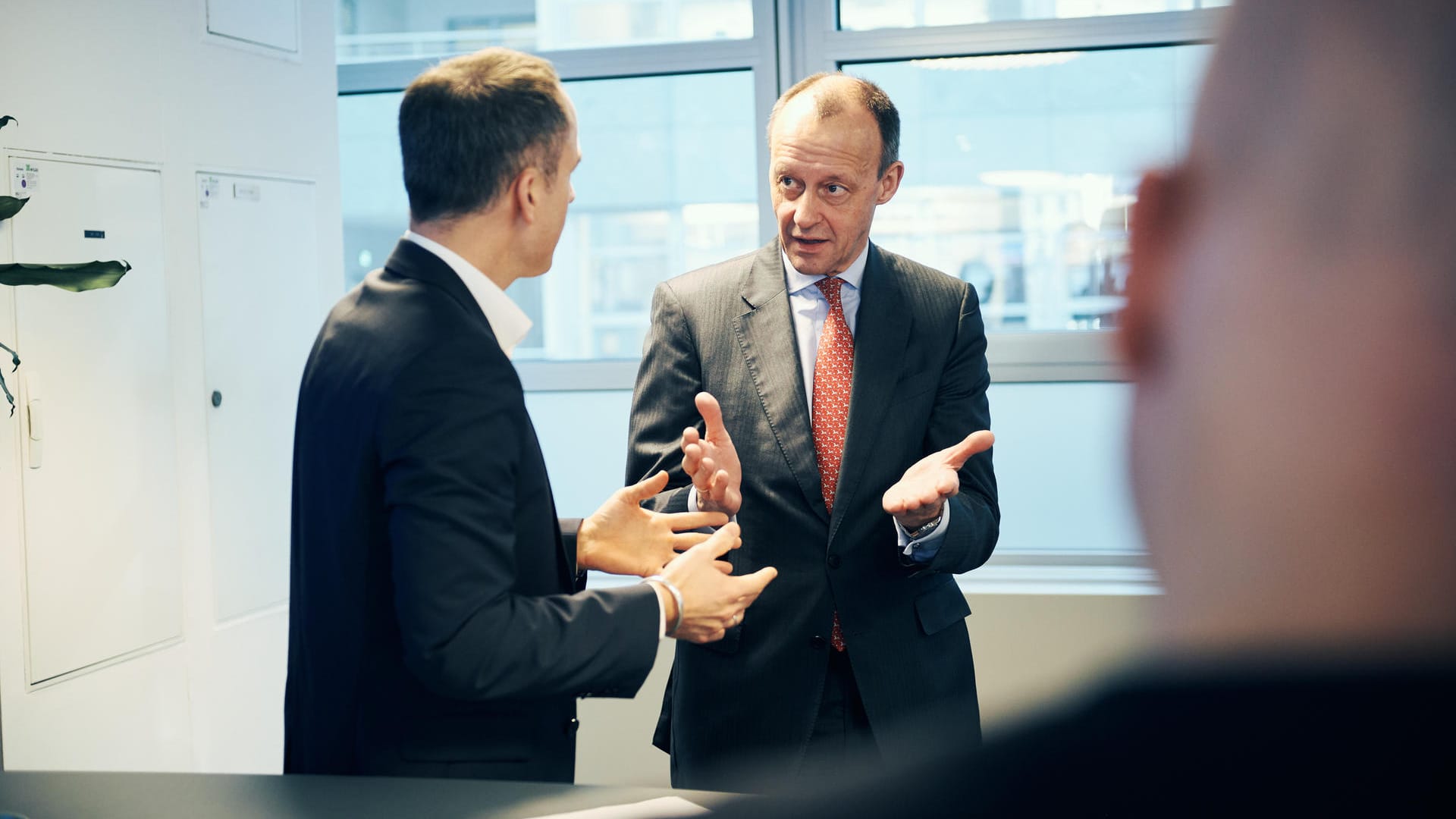 Redaktionsbesuch bei t-online.de: Friedrich Merz im Gespräch mit Chefredakteur Florian Harms.