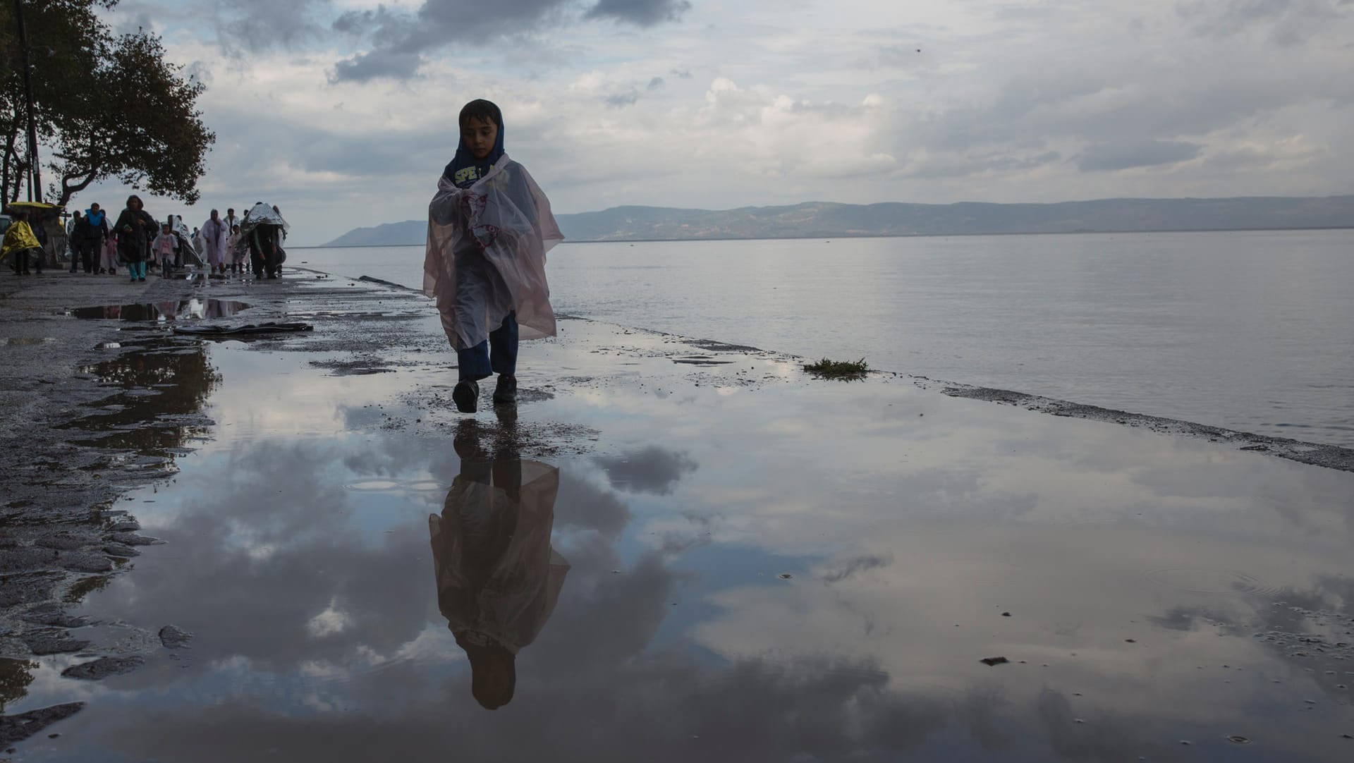 Flüchtlinge und Migranten gehen nach ihrer Ankunft auf der Insel Lesbos über den Strand: Die Regierung in Athen will mit Kunststoffbarrieren Migranten daran hindern, aus der Türkei zu den griechischen Inseln überzusetzen.