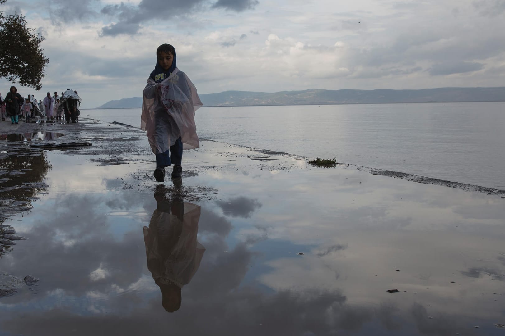 Flüchtlinge und Migranten gehen nach ihrer Ankunft auf der Insel Lesbos über den Strand: Die Regierung in Athen will mit Kunststoffbarrieren Migranten daran hindern, aus der Türkei zu den griechischen Inseln überzusetzen.