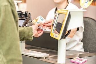 Geld abheben an der Kasse: Bei dm können Kunden beim Kauf von mindestens einem Produkt kostenlos Geld abheben.