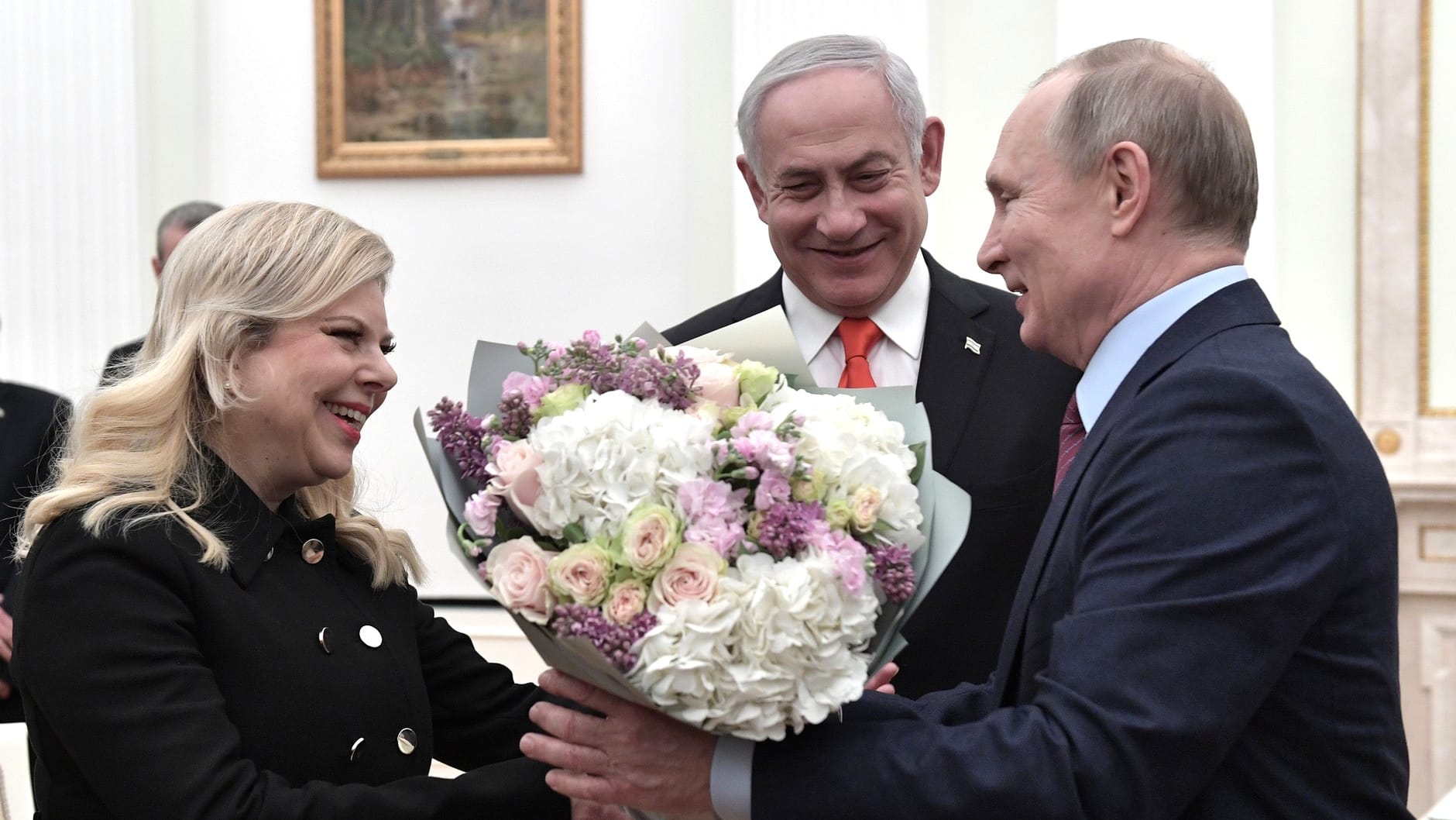 Sara und Benjamin Netanjahu zu Besuch bei Wladimir Putin: Moskau soll für die Freilassung Gegenleistungen gefordert haben. Sara und Benjamin Netanjahu zu Besuch bei Wladimir Putin: Moskau soll für die Freilassung Gegenleistungen gefordert haben.