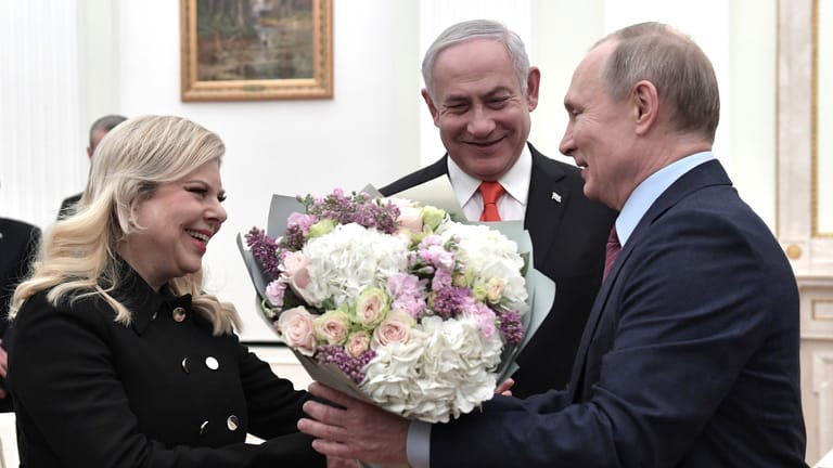 Sara und Benjamin Netanjahu zu Besuch bei Wladimir Putin: Moskau soll für die Freilassung Gegenleistungen gefordert haben.