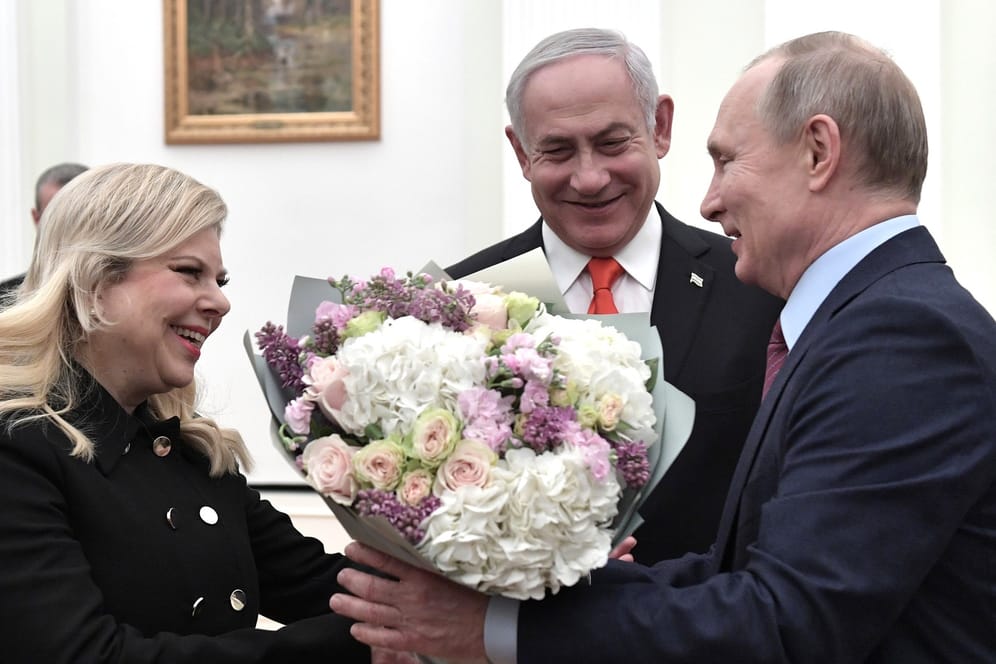 Sara und Benjamin Netanjahu zu Besuch bei Wladimir Putin: Moskau soll für die Freilassung Gegenleistungen gefordert haben.