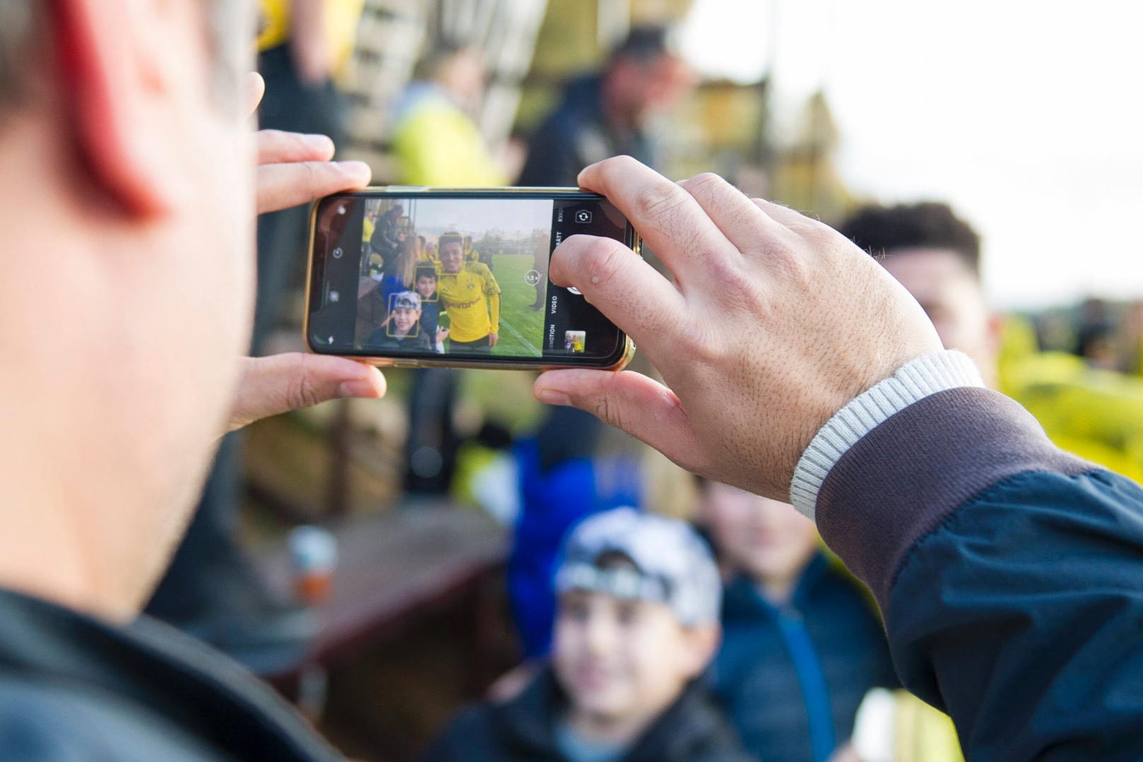 Fotos aus dem Fußball-Trainingslager: Wer viele Fotos und Videos mit dem Smartphone macht, braucht ausreichend freien Speicherplatz.