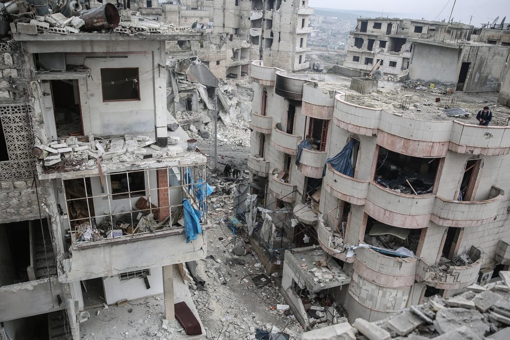 Gebäude in einem Wohngebiet liegen in Trümmern. Bei Luftangriffen auf das letzte große syrische Rebellengebiet um die Stadt Idlib sind Aktivisten zufolge mindestens zehn Zivilisten getötet worden.