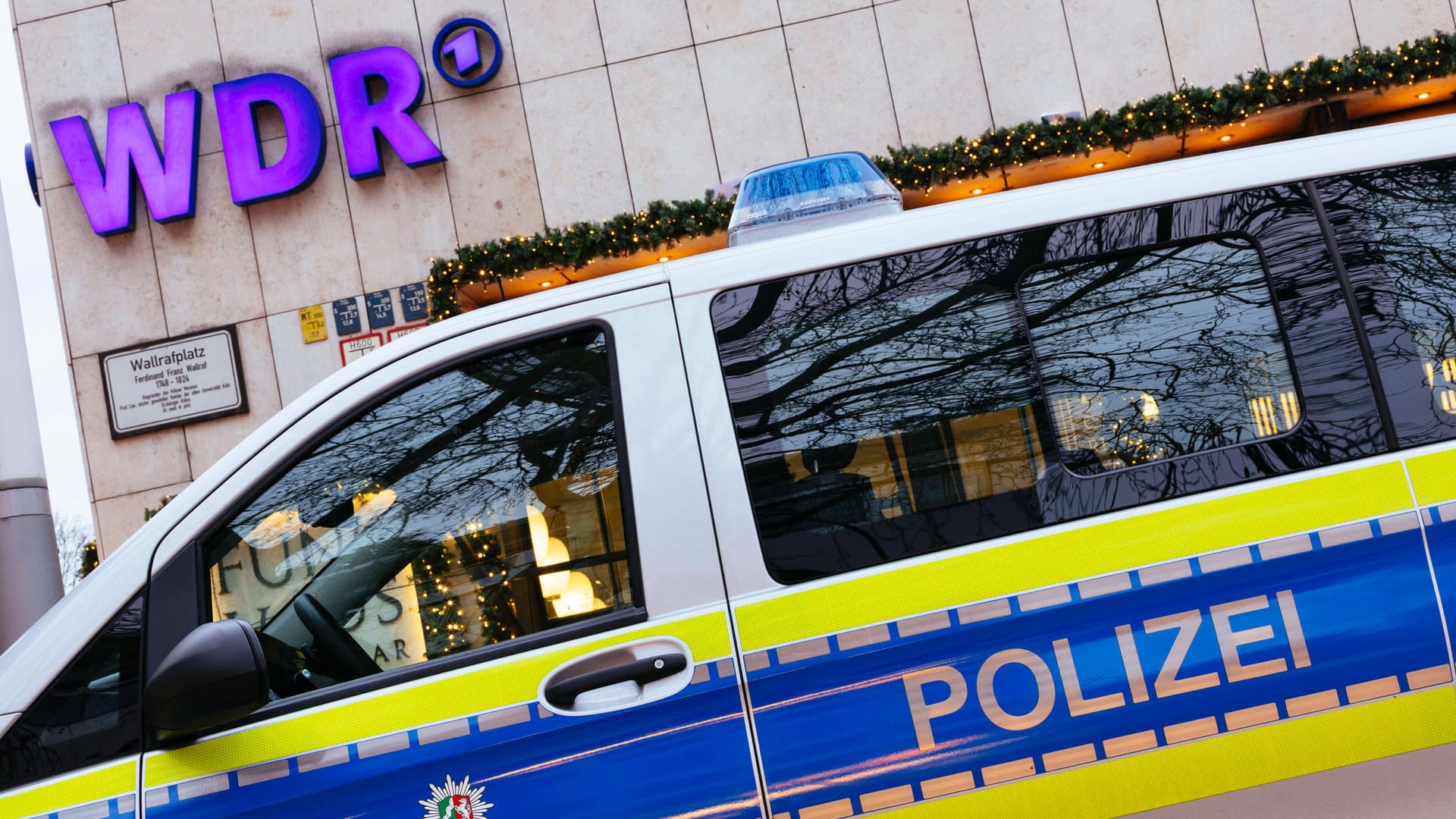 Polizeiauto vor dem WDR-Funkhaus: Demonstranten aus dem rechten Spektrum hatten wiederholt an der Zentrale des Senders protestiert. Polizeiauto vor dem WDR-Funkhaus: Demonstranten aus dem rechten Spektrum hatten wiederholt an der Zentrale des Senders protestiert.