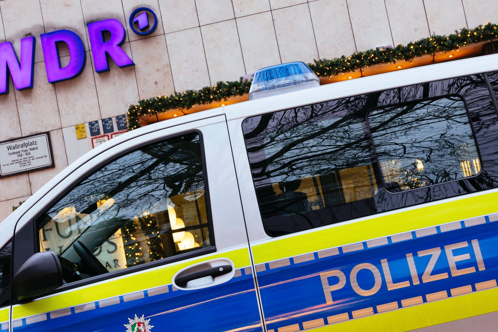 Polizeiauto vor dem WDR-Funkhaus: Demonstranten aus dem rechten Spektrum hatten wiederholt an der Zentrale des Senders protestiert.