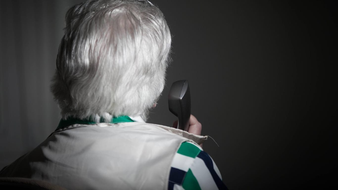 Eine ältere Dame am Telefon: Ein Trickbetrüger hat gleich zweimal versucht, Rentner aus Wolfsburg abzuzocken.