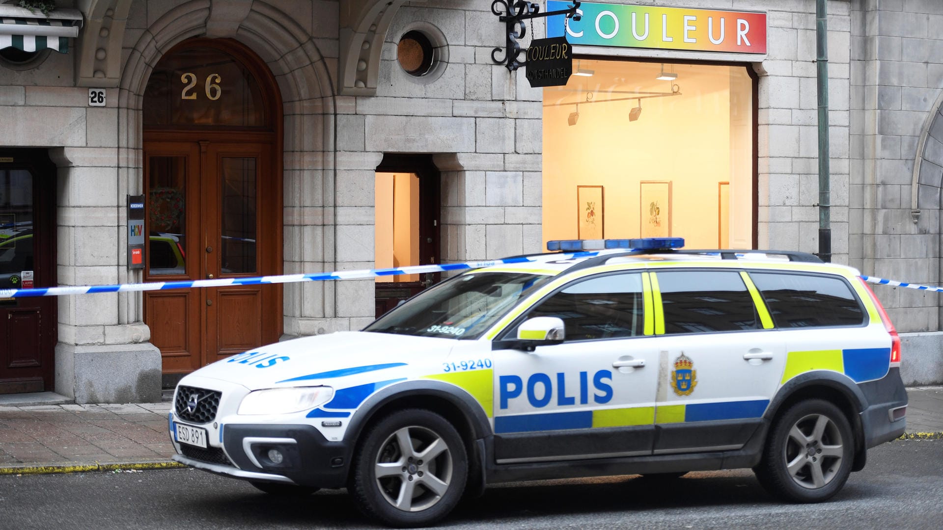 Ein Polizeiwagen vor der Kunstgalerie in Stockholm: Mindestens zwei Täter sollen an der Tat beteiligt gewesen sein. Ein Polizeiwagen vor der Kunstgalerie in Stockholm: Mindestens zwei Täter sollen an der Tat beteiligt gewesen sein.
