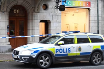 Ein Polizeiwagen vor der Kunstgalerie in Stockholm: Mindestens zwei Täter sollen an der Tat beteiligt gewesen sein.