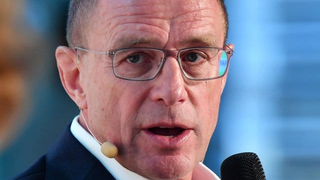 Ralf Rangnick sprach mit seinen ehemaligen Spielern bei RB Leipzig. Ralf Rangnick sprach mit seinen ehemaligen Spielern bei RB Leipzig.