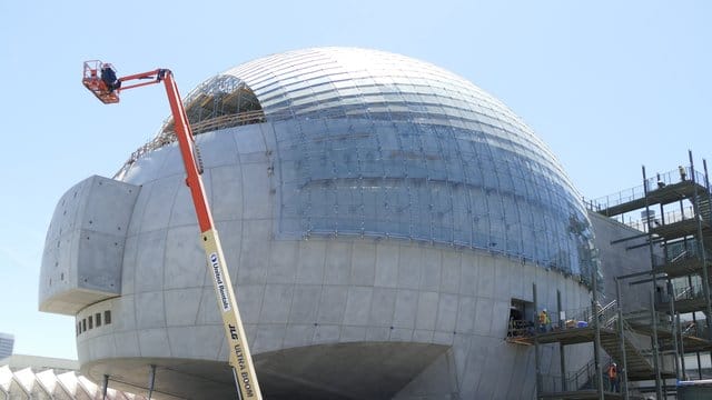 Eine futuristische Kugel aus Glas, Stahl und Beton.