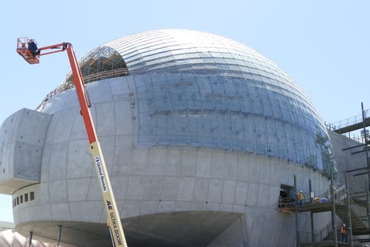 Eine futuristische Kugel aus Glas, Stahl und Beton.