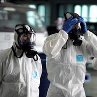 Mitarbeiter der Fluglinie Thai Airways bereiten sich auf die Desinfektion eines Jets vor: An Flughäfen in der ganzen Welt werden Vorbereitungen getroffen, um die Verbreitung des Coronavirus einzudämmen.