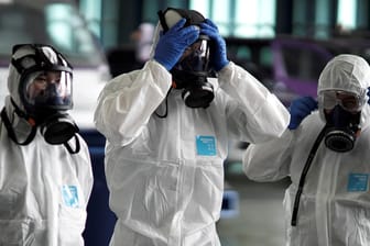 Mitarbeiter der Fluglinie Thai Airways bereiten sich auf die Desinfektion eines Jets vor: An Flughäfen in der ganzen Welt werden Vorbereitungen getroffen, um die Verbreitung des Coronavirus einzudämmen.