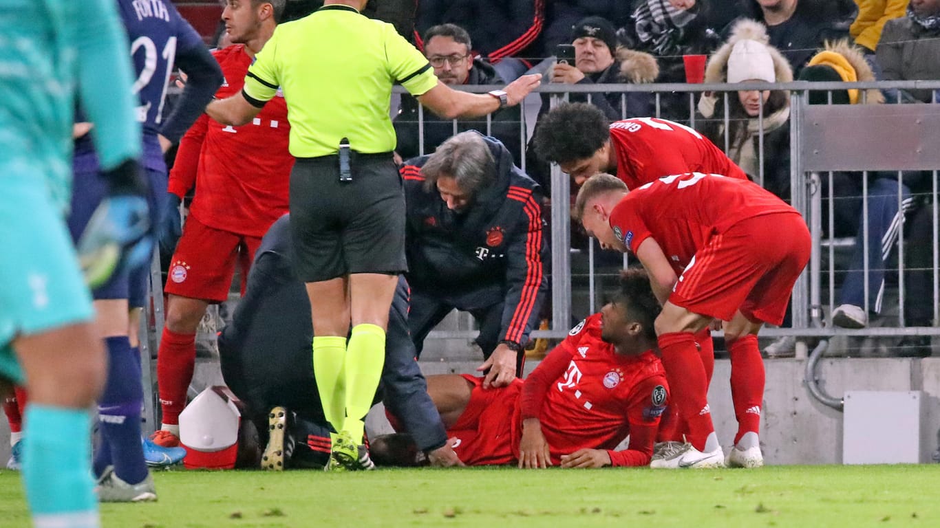 Kingsley Coman liegt am Spielfeldrand auf dem Boden: Der FCB-Profi verletzte sich im Spiel gegen Tottenham.