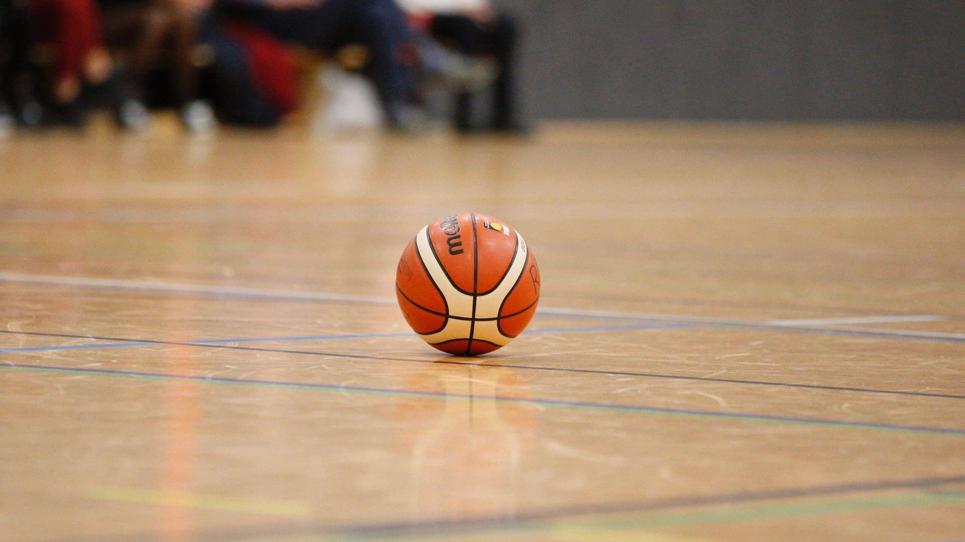 Ein Basketball liegt in einer Halle auf dem Boden: In Hagen sollen die Feuervögel eine neue Trainingshalle bekommen (Symbolbild).