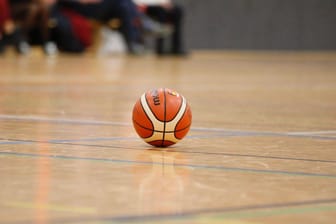 Ein Basketball liegt in einer Halle auf dem Boden: In Hagen sollen die Feuervögel eine neue Trainingshalle bekommen (Symbolbild).