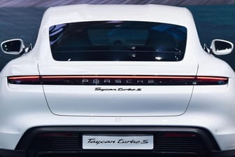Der Elektro-Porsche Taycan Turbo S: In einem Werbespot für den Super Bowl spielt das Fahrzeug die Hauptrolle.