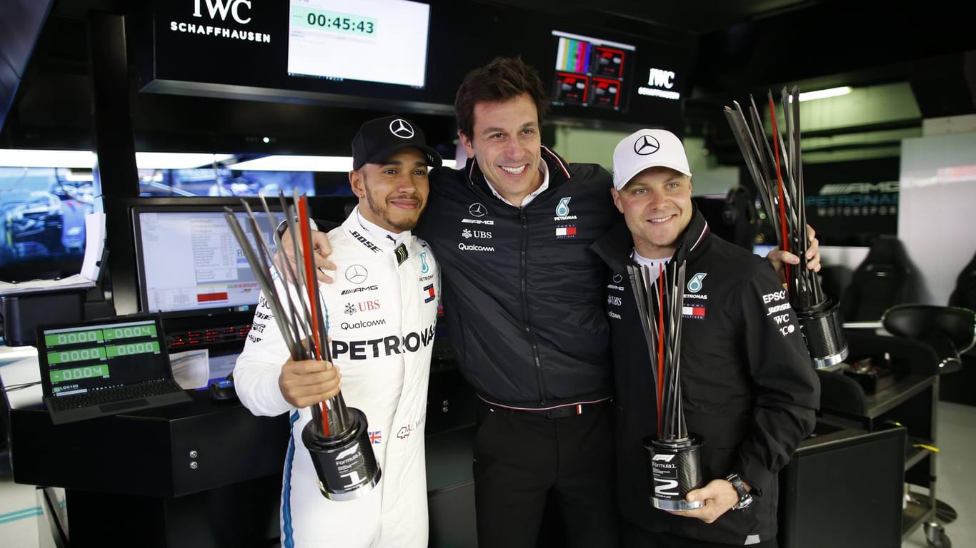 Protagonisten des Mercedes-Erfolgs der letzten sechs Jahre: Weltmeister Lewis Hamilton (li.), Teamchef Toto Wolff (mi.) und Vizeweltmeister Valtteri Bottas (re.).