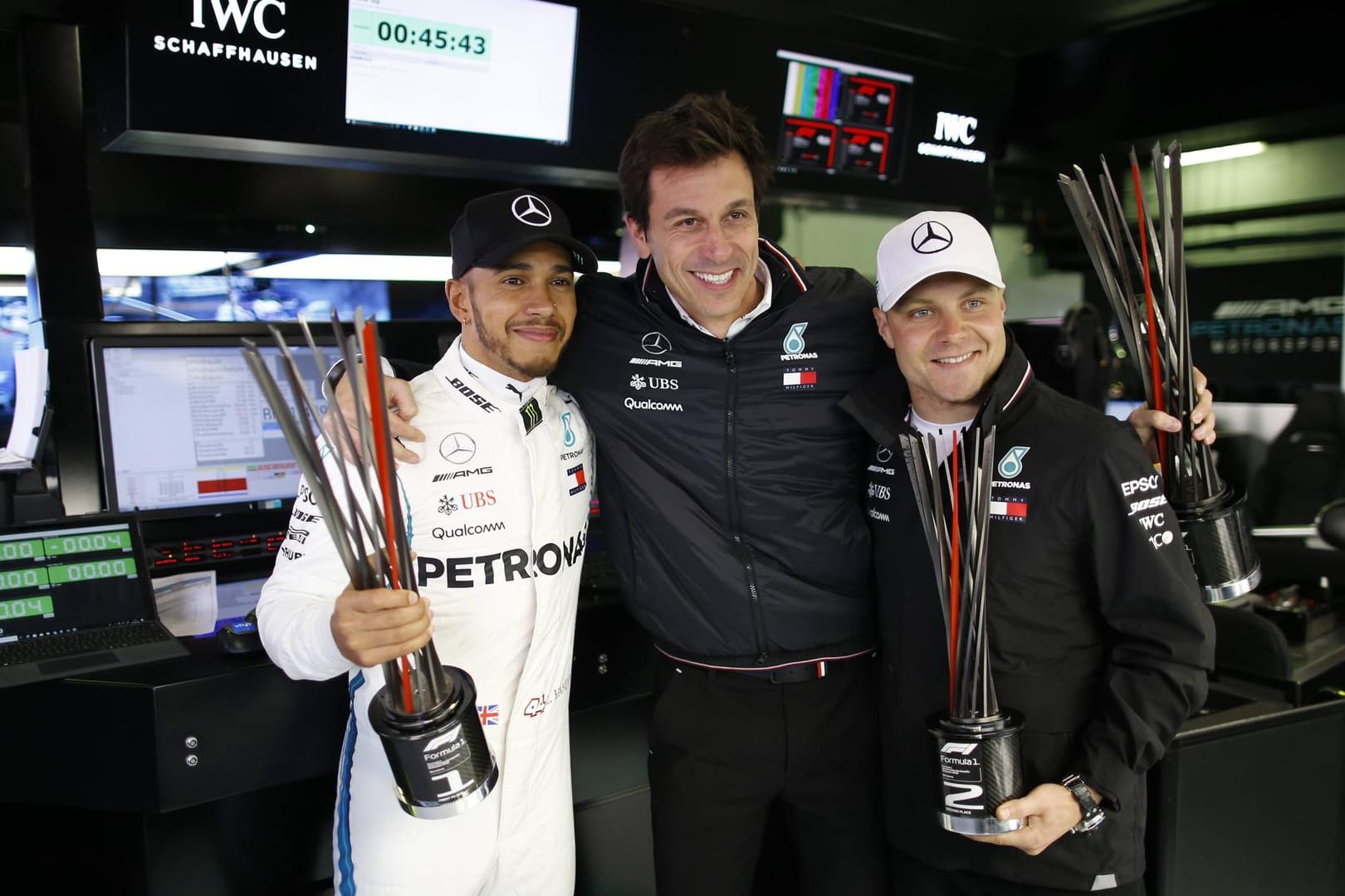 Protagonisten des Mercedes-Erfolgs der letzten sechs Jahre: Weltmeister Lewis Hamilton (li.), Teamchef Toto Wolff (mi.) und Vizeweltmeister Valtteri Bottas (re.).