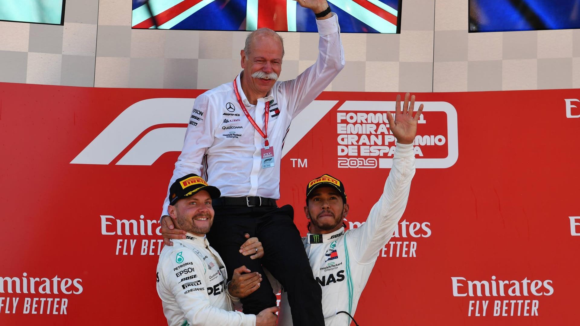 Tragen den Vater des Mercedes-Erfolgs auf Schultern: Valtteri Bottas (li.) und Lewis Hamilton (re.) mit dem damaligen Daimlerchef Dieter Zetsche nach dem Doppelsieg beim Großen Preis von Spanien.